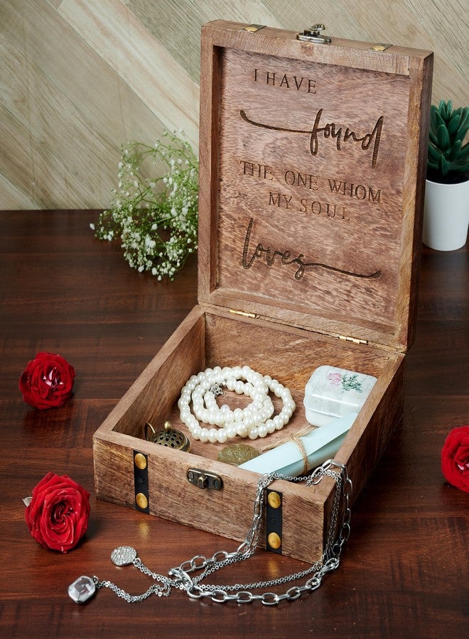 صندوق تذكاري فاخر لحفلات الزفاف الهندية مع أغطية، صندوق تخزين ذكريات العروس، هدايا لحفلات توديع العزوبية، هدايا خشبية لحفلات الزفاف والخطوبة للأزواج، 7 × 7 × 3 بوصات، السيد والسيدة (خشب الجوز) - Image 2